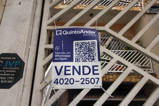 Placa instalada em 01/05/2026 com o código VAIO-271 de casa à venda com 4 quartos, 305m² em Jardim Las Vegas, Santo André
