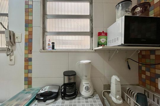 Cozinha de apartamento à venda com 1 quarto, 28m² em Copacabana, Rio de Janeiro