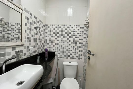 Banheiro de apartamento à venda com 1 quarto, 28m² em Copacabana, Rio de Janeiro
