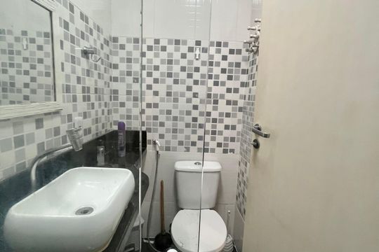 Banheiro de apartamento à venda com 1 quarto, 28m² em Copacabana, Rio de Janeiro