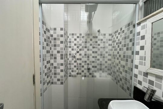 Banheiro de apartamento à venda com 1 quarto, 28m² em Copacabana, Rio de Janeiro