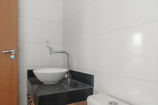 Banheiro de apartamento à venda com 2 quartos, 44m² em Costa E Silva, Porto Alegre