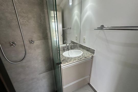 Banheiro de apartamento à venda com 2 quartos, 71m² em Alphaville Residencial Um, Barueri