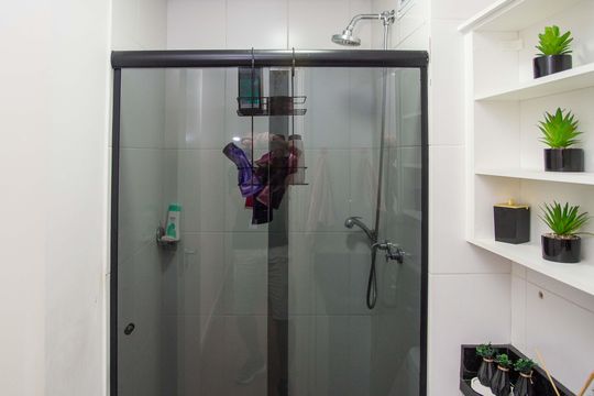 Banheiro de apartamento à venda com 2 quartos, 48m² em Campanário, Diadema