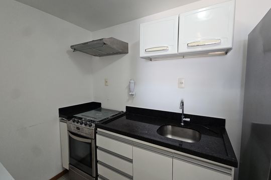 Cozinha de apartamento para alugar com 1 quarto, 54m² em Pituba, Salvador