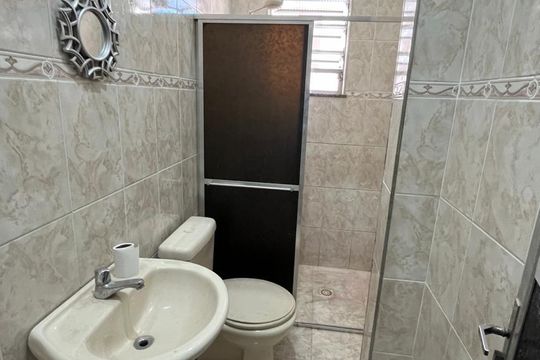 Banheiro de casa para alugar com 1 quarto, 49m² em Parque Lafaiete, Duque de Caxias
