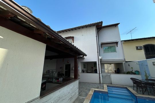 Fachada dos fundos de casa de condomínio à venda com 4 quartos, 400m² em Vila Valqueire, Rio de Janeiro