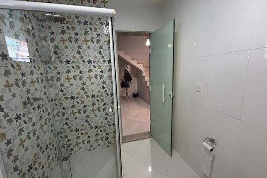 Banheiro Social de casa de condomínio à venda com 4 quartos, 400m² em Vila Valqueire, Rio de Janeiro