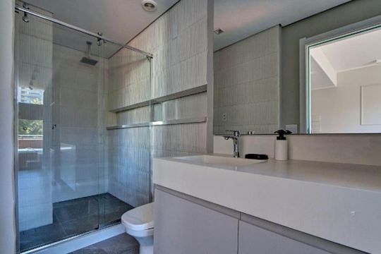 Banheiro de apartamento à venda com 1 quarto, 57m² em Petrópolis, Porto Alegre