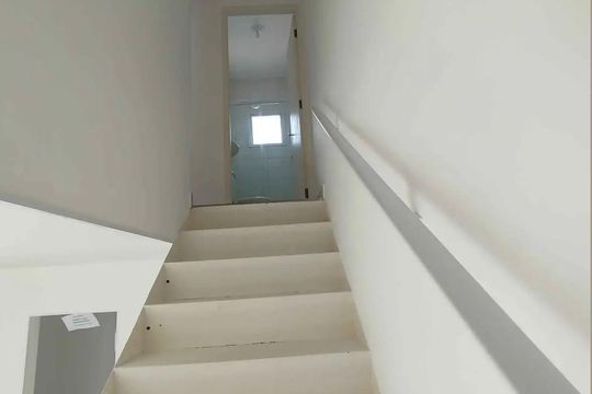 Escada de casa de condomínio para alugar com 2 quartos, 65m² em Água Espraiada (caucaia do Alto), Cotia