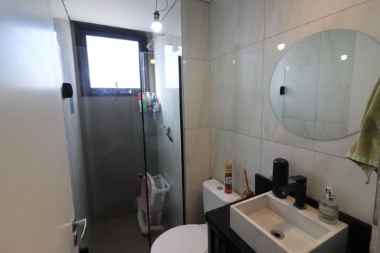 Banheiro de apartamento à venda com 2 quartos, 48m² em Centro, Osasco