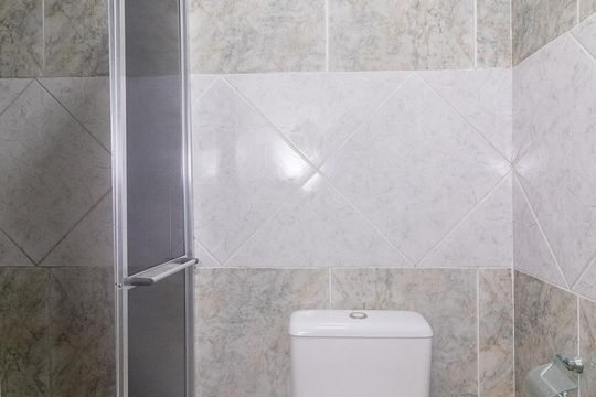 Banheiro de casa de condomínio para alugar com 2 quartos, 54m² em Vila Ré, São Paulo