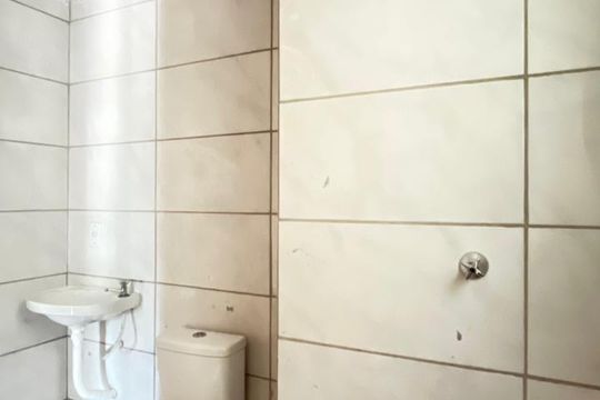 Banheiro de apartamento para alugar com 2 quartos, 44m² em Campo Novo, Porto Alegre
