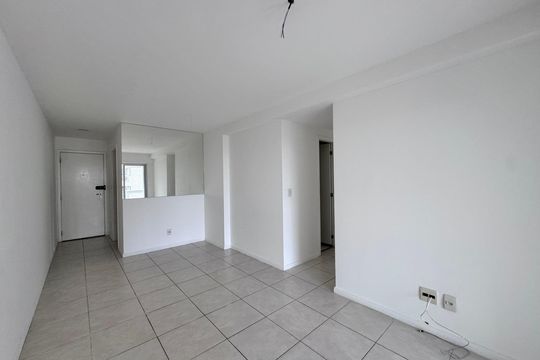 Sala de apartamento para alugar com 3 quartos, 81m² em Barra da Tijuca, Rio de Janeiro