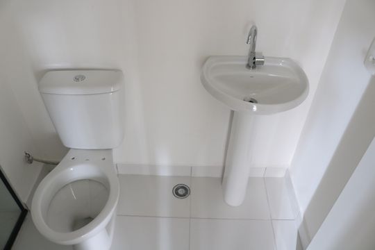 Banheiro de apartamento para alugar com 1 quarto, 24m² em Parque Industrial Tomas Edson, São Paulo