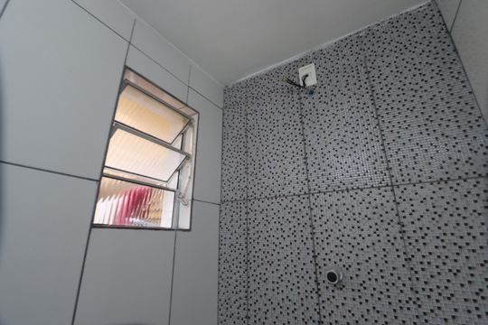 Banheiro de casa para alugar com 1 quarto, 42m² em Vila Ester, São Paulo