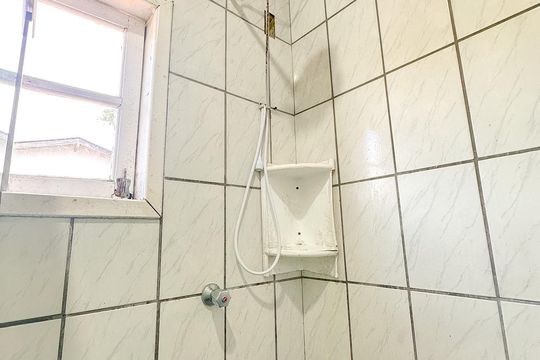 Banheiro de apartamento para alugar com 1 quarto, 48m² em São João do Rio Vermelho, Florianópolis