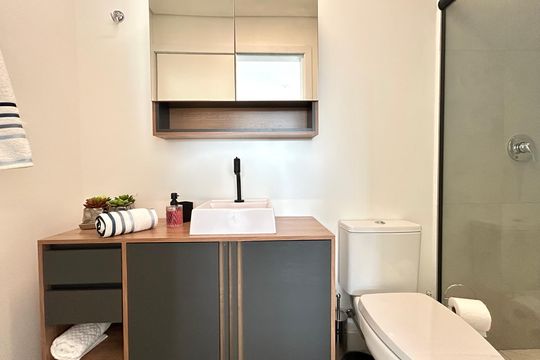 Banheiro suíte  de apartamento para alugar com 1 quarto, 50m² em Lagoa Pequena, Florianópolis