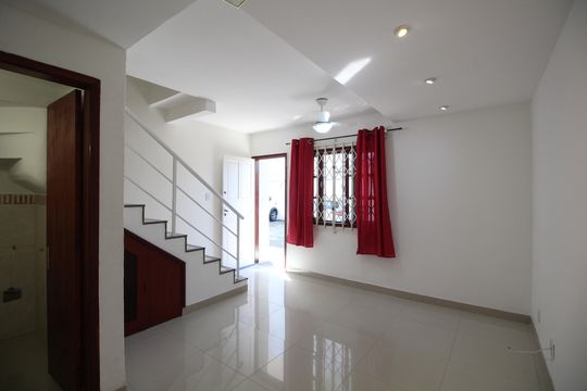 Sala de casa de condomínio à venda com 2 quartos, 60m² em Taquara, Rio de Janeiro