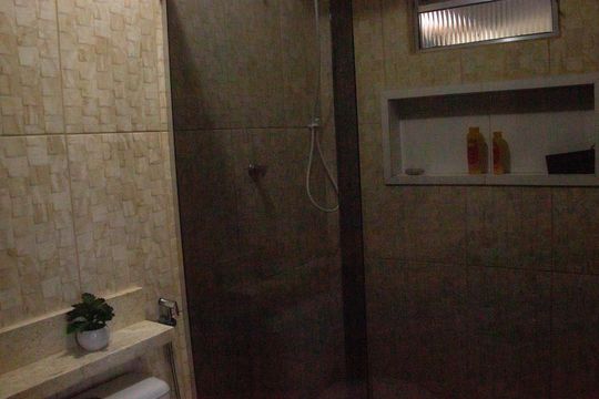 Banheiro da Suíte 1 de apartamento para alugar com 3 quartos, 110m² em Braga, Cabo Frio