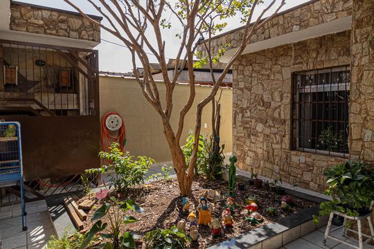 Garagem de casa à venda com 4 quartos, 180m² em Jardim São Nicolau, São Paulo