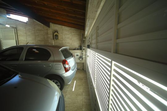 Garagem  de casa à venda com 3 quartos, 127m² em Vila Alvinopolis, São Bernardo do Campo