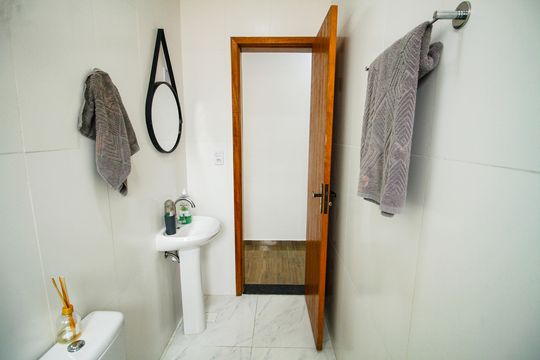 Banheiro de casa de condomínio para alugar com 2 quartos, 70m² em Jardim Imperador, Praia Grande