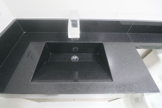 Banheiro Suíte de apartamento para alugar com 2 quartos, 74m² em Vila Alzira, Guarujá