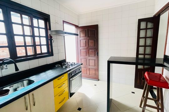 Cozinha de casa de condomínio para alugar com 2 quartos, 70m² em Chácara Pavoeiro, Cotia