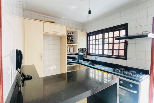 Cozinha de casa de condomínio para alugar com 2 quartos, 70m² em Chácara Pavoeiro, Cotia