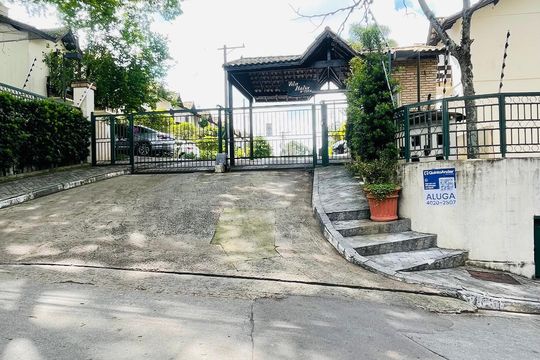 Fachada com placa instalada de casa de condomínio para alugar com 2 quartos, 70m² em Chácara Pavoeiro, Cotia