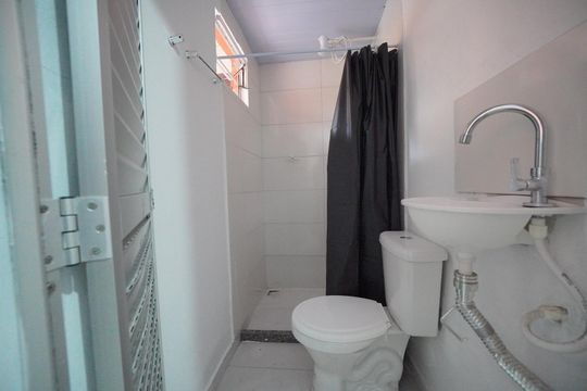 Banheiro de kitnet/studio para alugar com 1 quarto, 22m² em Jardim Cidade de Florianopolis, São José