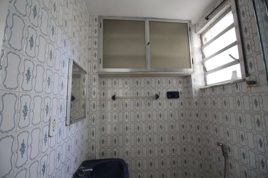 Banheiro de apartamento à venda com 2 quartos, 55m² em Jacarepaguá, Rio de Janeiro