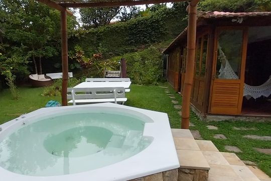 Área externa de casa para alugar com 5 quartos, 385m² em Itaipava, Petrópolis