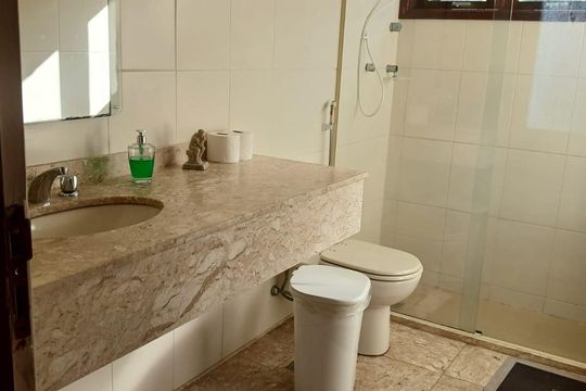 Banheiro de casa para alugar com 5 quartos, 385m² em Itaipava, Petrópolis