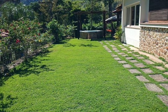 Área externa de casa para alugar com 5 quartos, 385m² em Itaipava, Petrópolis