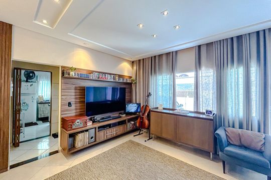 Sala de casa à venda com 3 quartos, 130m² em Vila Carrão, São Paulo