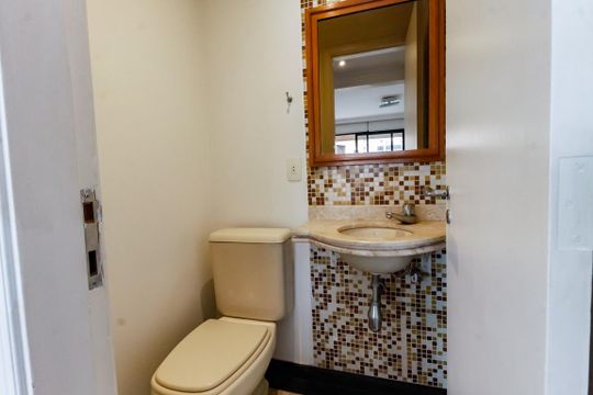 Lavabo de apartamento para alugar com 2 quartos, 115m² em Real Parque, São Paulo
