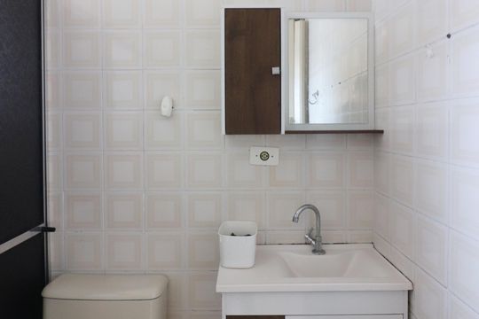 Banheiro Social de apartamento à venda com 2 quartos, 56m² em Conjunto Residencial Pombeva, São Bernardo do Campo
