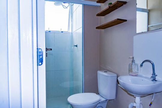 Banheiro social de apartamento à venda com 2 quartos, 43m² em Jardim Egle, São Paulo