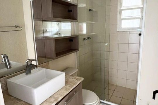 Banheiro de apartamento para alugar com 2 quartos, 55m² em Glória, Porto Alegre