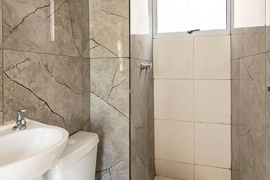 Banheiro de apartamento para alugar com 2 quartos, 42m² em Brás de Pina, Rio de Janeiro