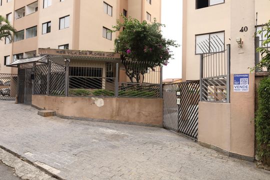 Placa instalada na fachada do condomínio - Código da placa: IYJT-66 de apartamento à venda com 3 quartos, 63m² em Jardim Itapemirim, São Paulo