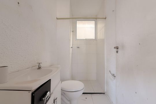 Banheiro de apartamento para alugar com 2 quartos, 43m² em Mário Quintana, Porto Alegre