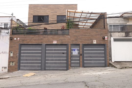 Fachada do imóvel - Placa instalada no portão do imóvel - Código da placa: MSRP-695 de casa à venda com 6 quartos, 300m² em Cidade Antônio Estêvão de Carvalho, São Paulo