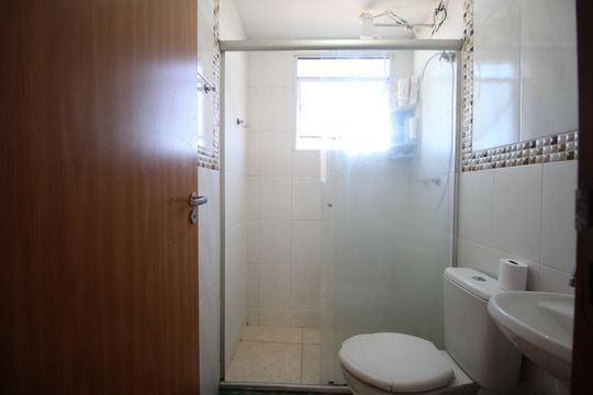 Banheiro de apartamento para alugar com 2 quartos, 44m² em Jardim Dona Leopoldina, Porto Alegre