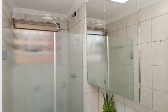 Banheiro de apartamento à venda com 2 quartos, 60m² em Vila Carmosina, São Paulo