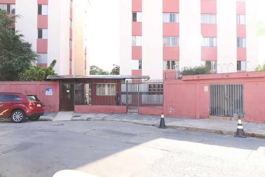 Placa instalada na fachada do condomínio - Código da placa: HBJM-2 de apartamento à venda com 2 quartos, 60m² em Vila Carmosina, São Paulo
