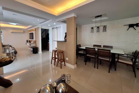 Sala de casa de condomínio à venda com 3 quartos, 145m² em Maria Paula, Niterói