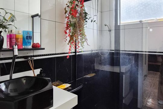 Banheiro de serviço de apartamento à venda com 2 quartos, 63m² em Nova Petrópolis, São Bernardo do Campo